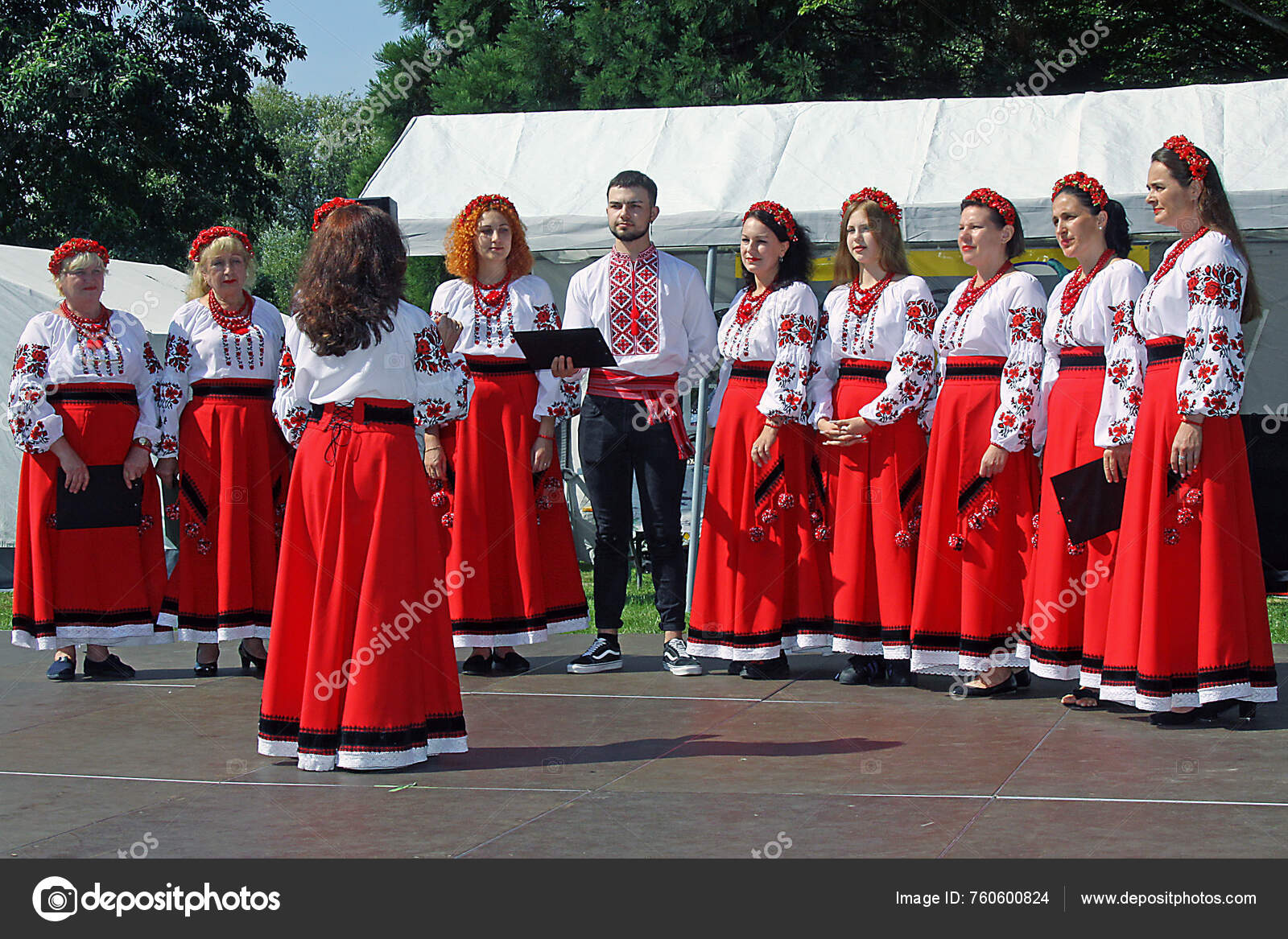Концерт у церкві — широкий план з публікою