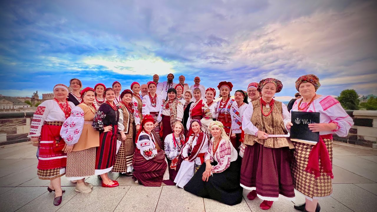 Виступ у старовинній церкві — ансамбль під аркою